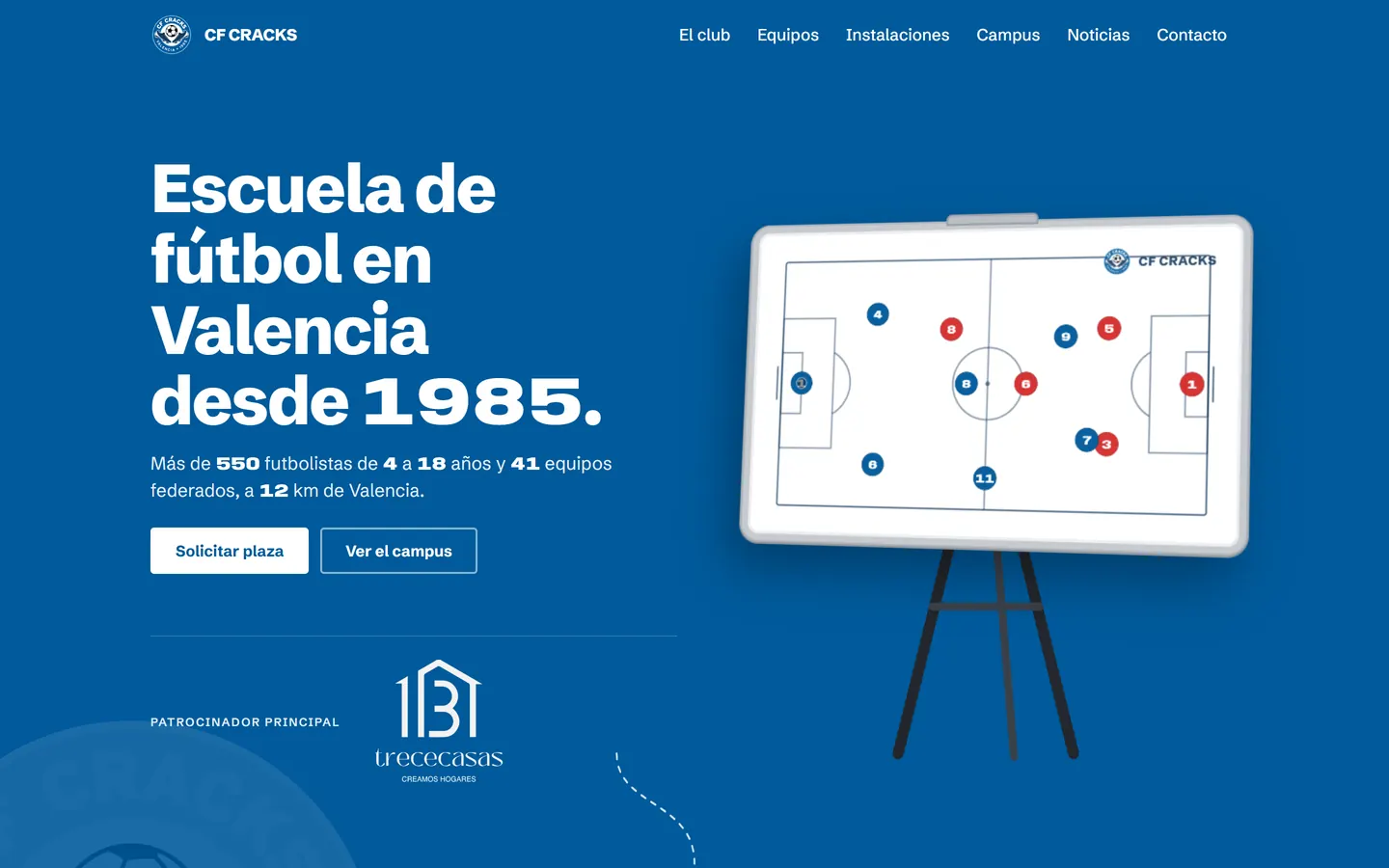 Portada de la web de una escuela de fútbol: titular en blanco sobre azul y una pizarra táctica con los jugadores.