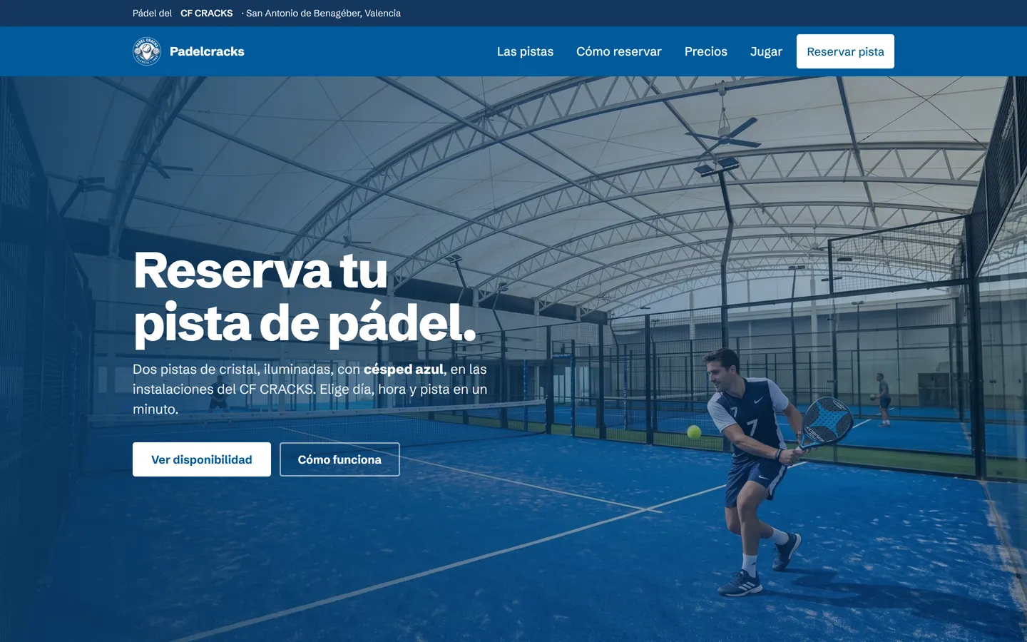 Portada de la web de un club de pádel: una pista azul de fondo y el botón para ver la disponibilidad.